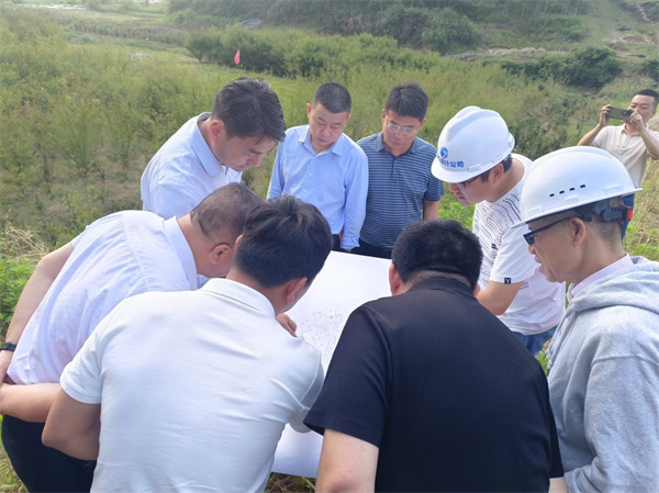 5月15日，張總會程縣長、國土、水利、桂林鎮(zhèn)、徽城鎮(zhèn)主要領(lǐng)導(dǎo)現(xiàn)場查看防洪項(xiàng)目征地重影事宜.jpg