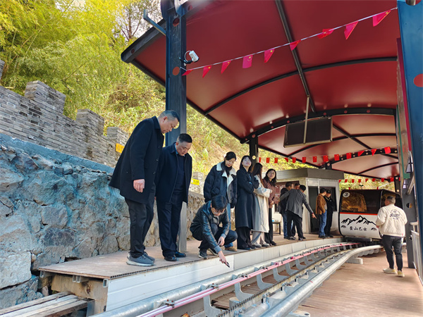 12月9日，縣人大鄭向陽主任，洪董率隊(duì)赴象山考察軌道爬山車項(xiàng)目.jpg